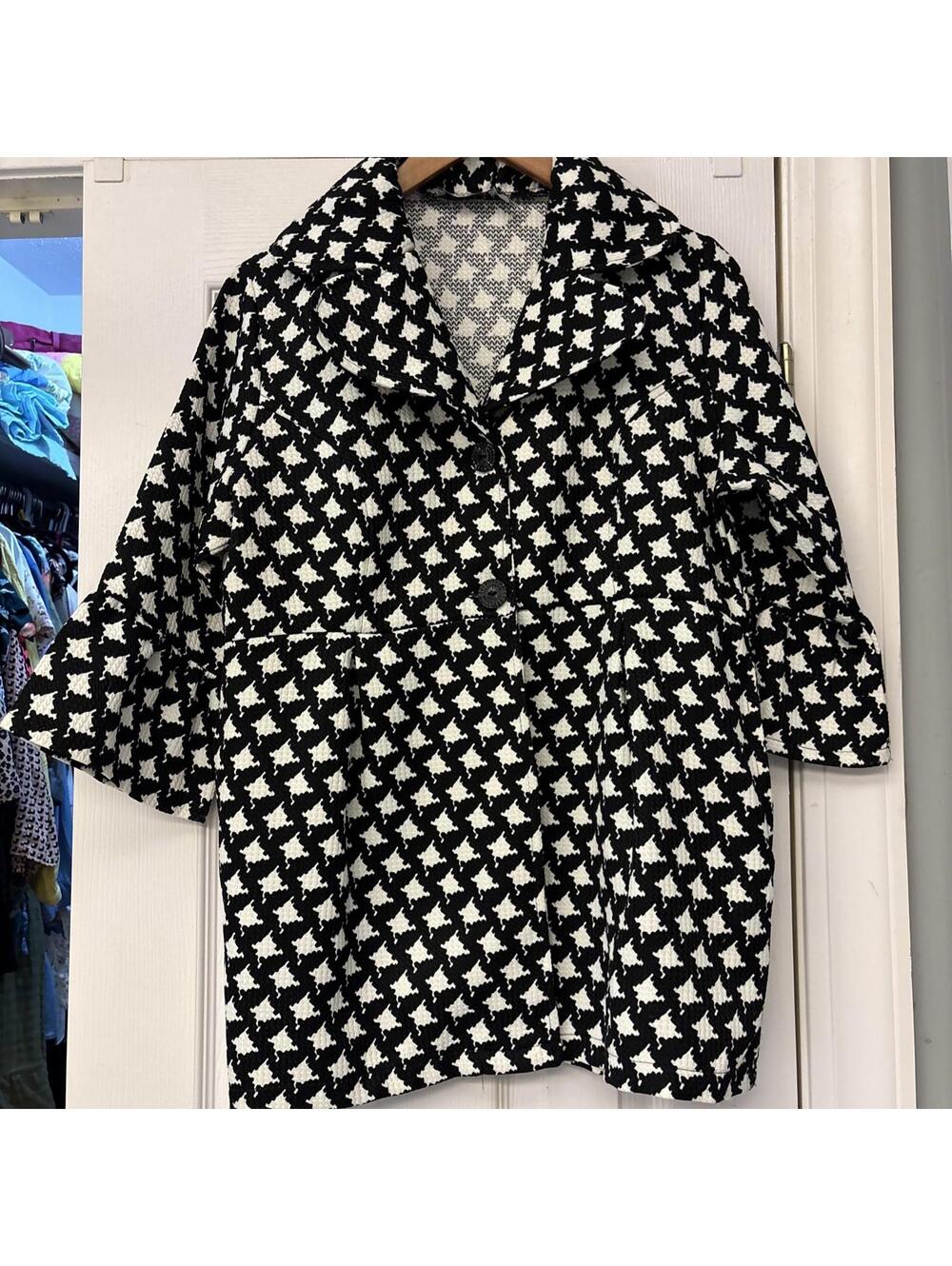 Black & White Retro Threads Houndstooth Jacket.  Size Medium. Holiday. Winter